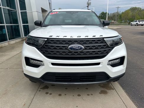 Used 2021 Ford Explorer XLT w/ Equipment Group 202A AWD/4WD image 2