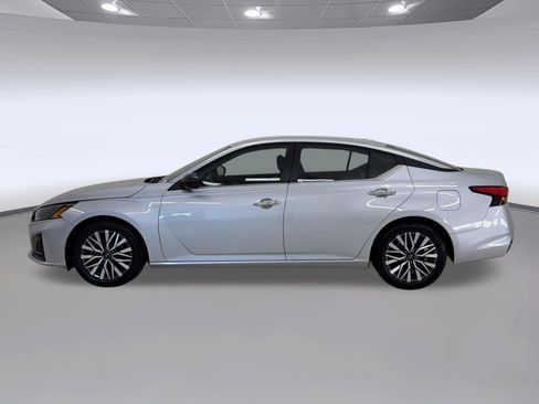 Used 2025 Nissan Altima 2.5 SV FWD image 2