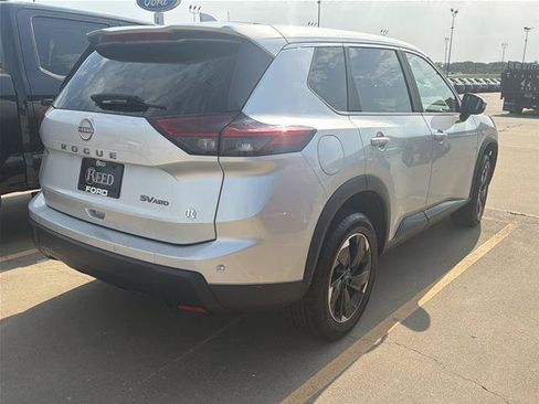 Used 2024 Nissan Rogue SV AWD/4WD image 3