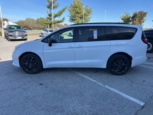 New 2026 Chrysler Pacifica Select image 18