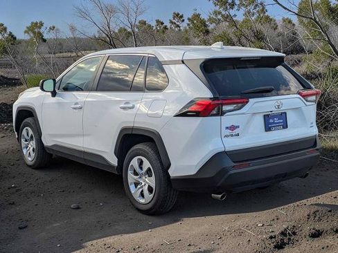 Used 2022 Toyota RAV4 LE w/ Carpet Mat Package (TMS) AWD/4WD image 4