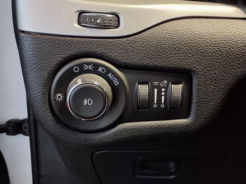 Used 2017 Jeep Cherokee Trailhawk w/ Cold Weather Group AWD/4WD image 18
