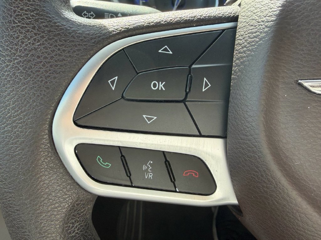 Used 2017 Chrysler Pacifica Touring FWD image 30