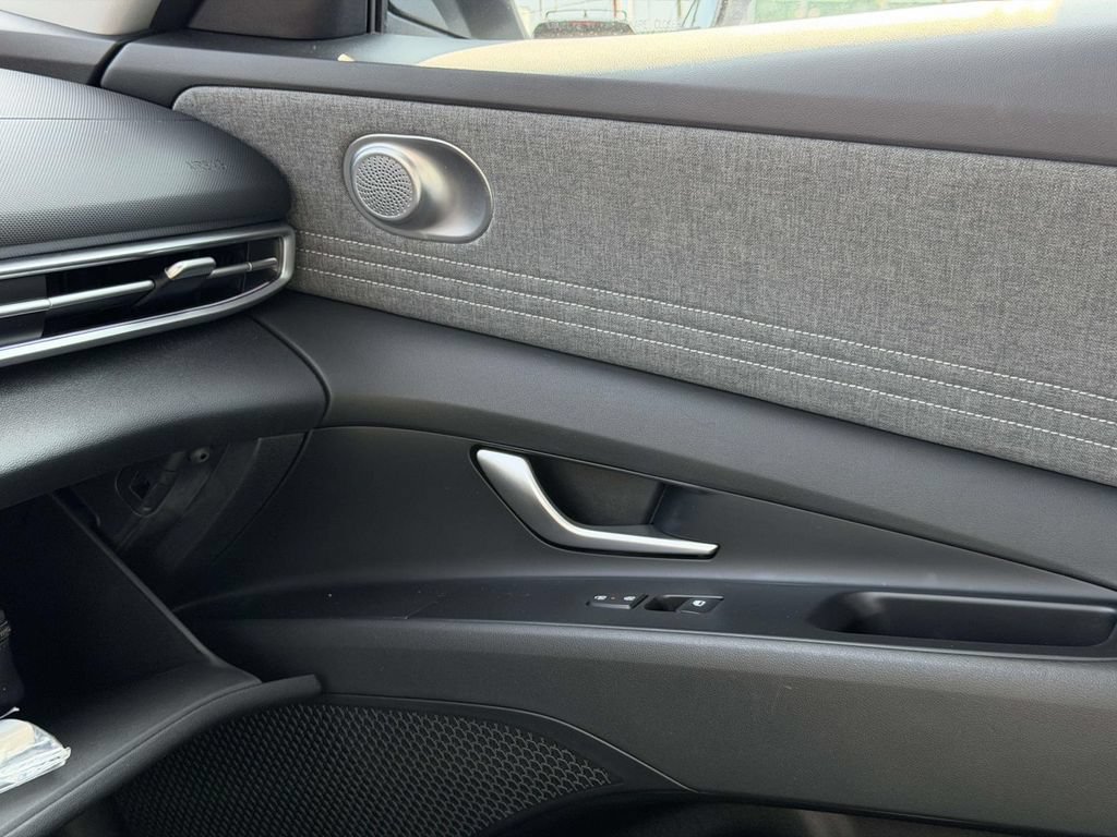 Certified 2025 Hyundai Elantra Limited FWD image 41