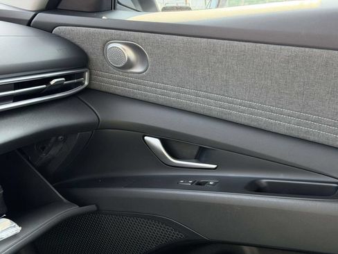 Certified 2025 Hyundai Elantra Limited FWD image 41
