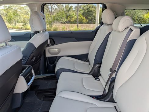 New 2026 Kia Carnival EX image 16