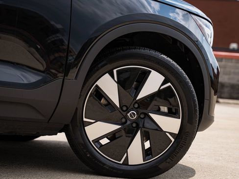 Certified 2024 Volvo XC40 Recharge Core RWD image 7