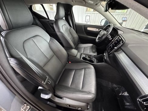 Used 2021 Volvo XC40 T5 Momentum image 12