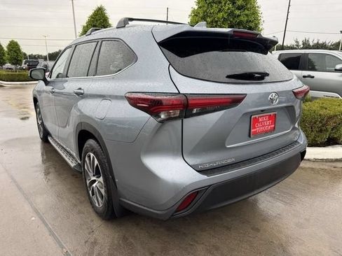Used 2024 Toyota Highlander XLE FWD image 5
