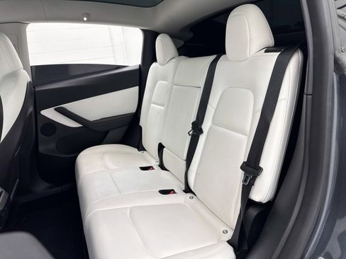 Used 2022 Tesla Model Y Long Range image 30