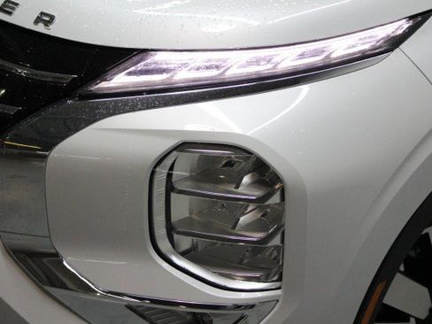 New 2025 Mitsubishi Outlander SE image 2