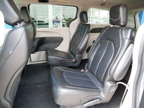 Used 2023 Chrysler Pacifica Touring-L FWD image 9