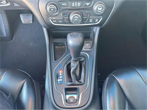 Used 2019 Jeep Cherokee Latitude Plus image 12