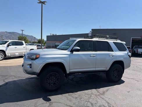 Used 2017 Toyota 4Runner SR5 AWD/4WD image 9