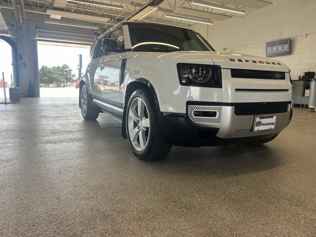 Used 2024 Land Rover Defender 110 SE AWD/4WD image 3