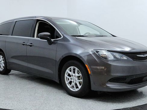 Used 2023 Chrysler Voyager LX image 7
