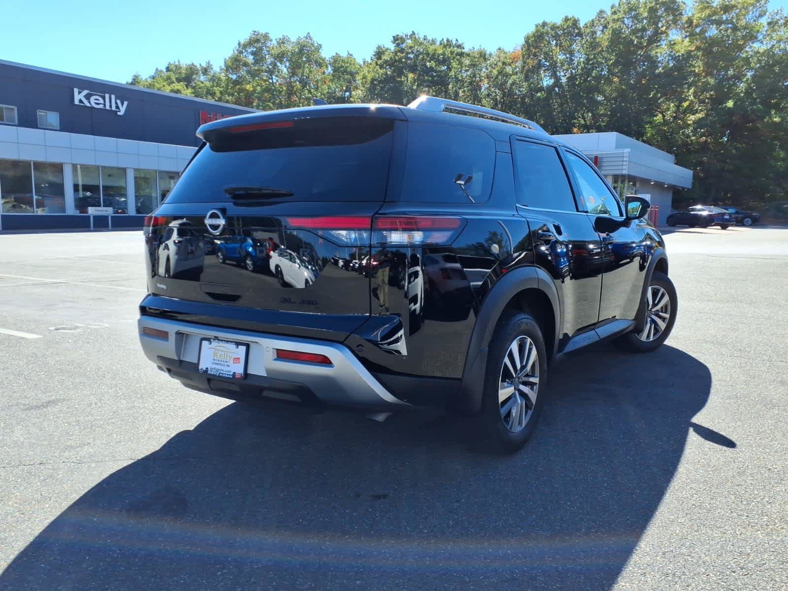 Used 2025 Nissan Pathfinder SL w/ Black Appearance Package AWD/4WD image 5