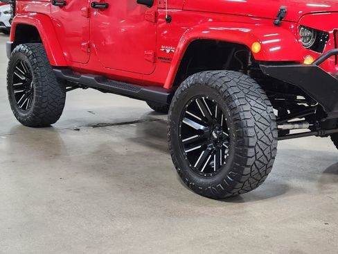 Used 2017 Jeep Wrangler Unlimited Sahara w/ Connectivity Group AWD/4WD image 16