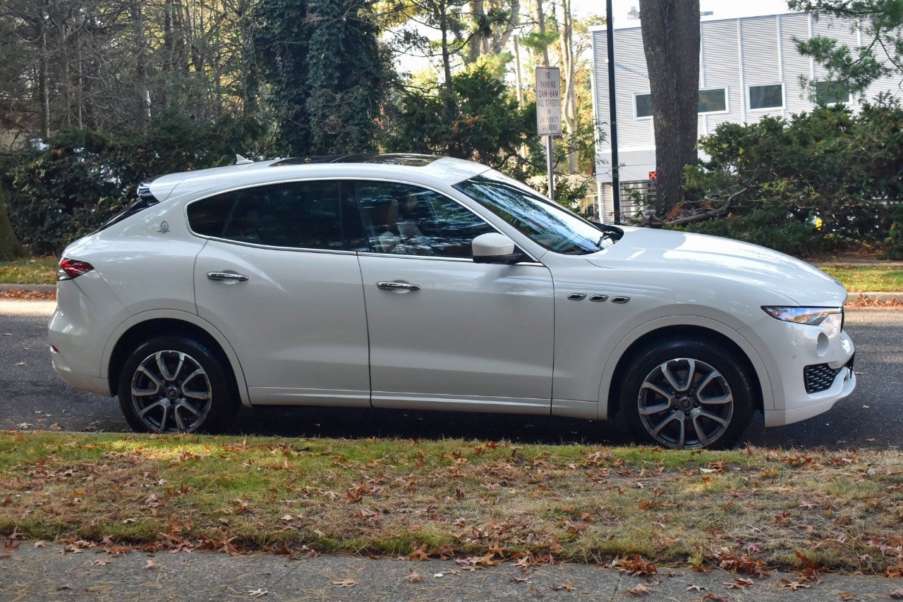 Used 2021 Maserati Levante AWD/4WD image 11