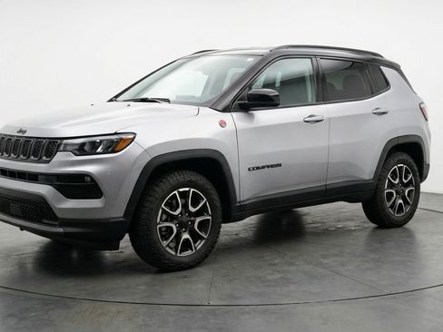 Used 2025 Jeep Compass Trailhawk image 3
