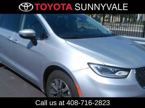 Used 2023 Chrysler Pacifica Touring-L FWD image 1