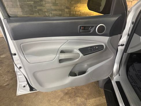 Used 2013 Toyota Tacoma 4x4 Access Cab V6 w/ TRD Sport Pkg image 11
