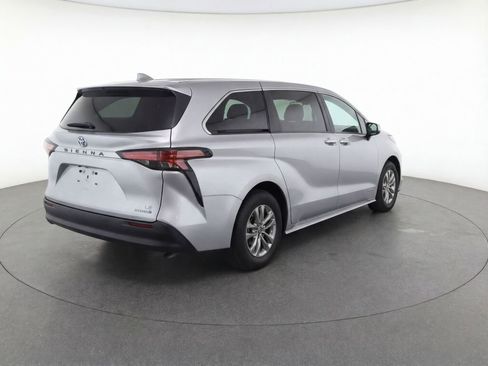 Used 2021 Toyota Sienna LE FWD image 5
