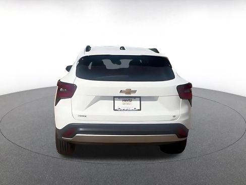 Used 2025 Chevrolet Trax LT w/ LT Convenience Package FWD image 12