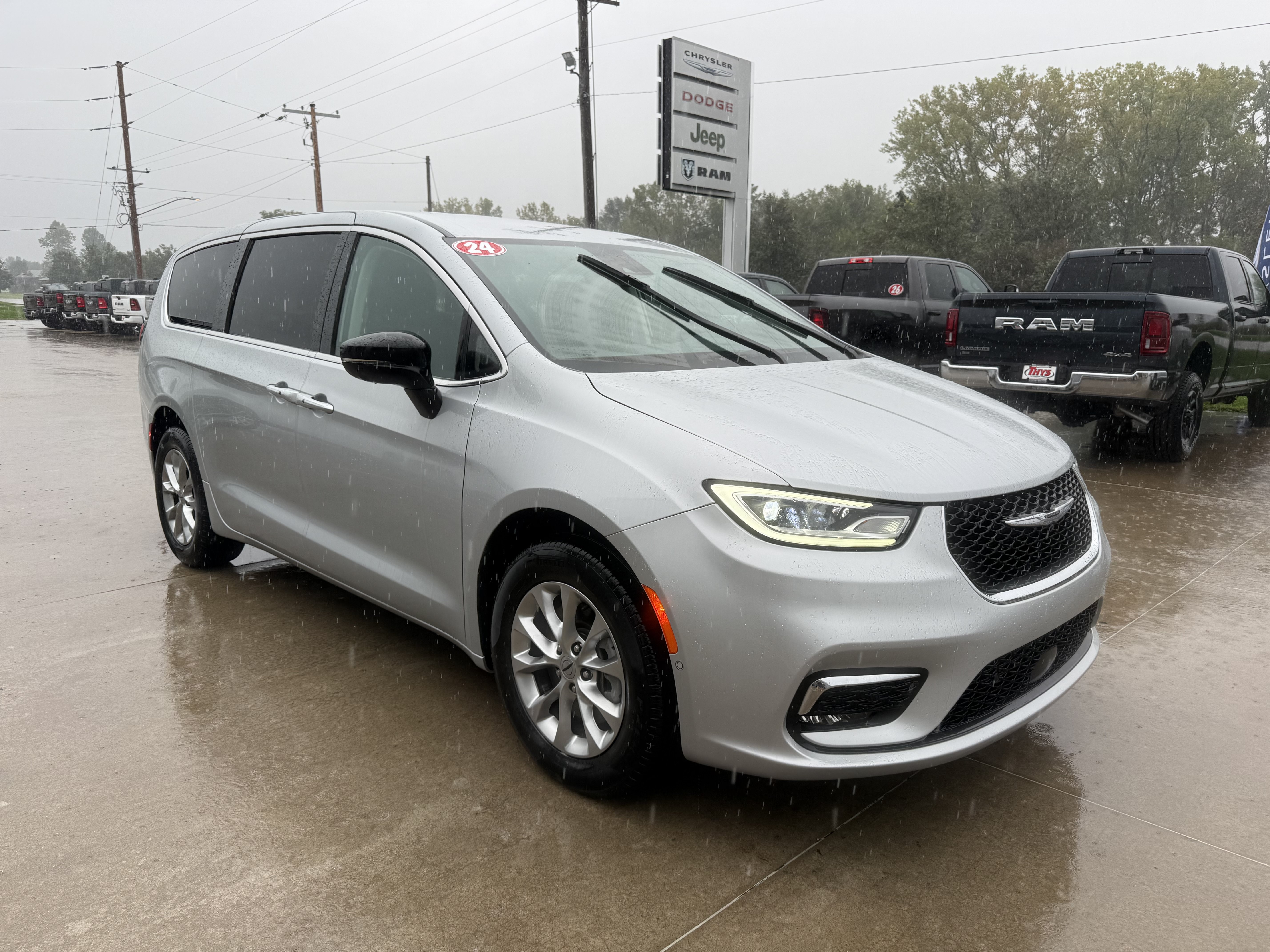 Used 2024 Chrysler Pacifica Touring-L w/ Uconnect Theater Family Group AWD/4WD image 34
