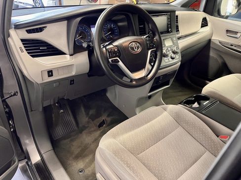 Used 2018 Toyota Sienna LE image 13