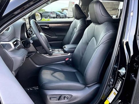 New 2026 Toyota Highlander Limited image 9