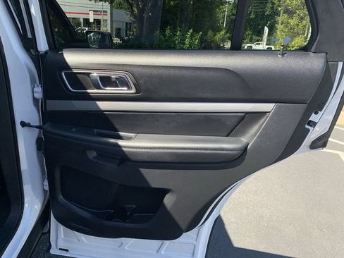 Used 2017 Ford Explorer XLT w/ Equipment Group 201A FWD image 11