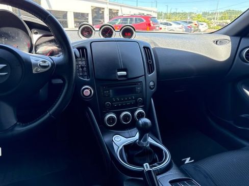 Used 2017 Nissan 370Z Coupe RWD image 16