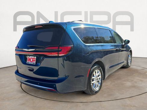 Used 2022 Chrysler Pacifica Touring-L image 8