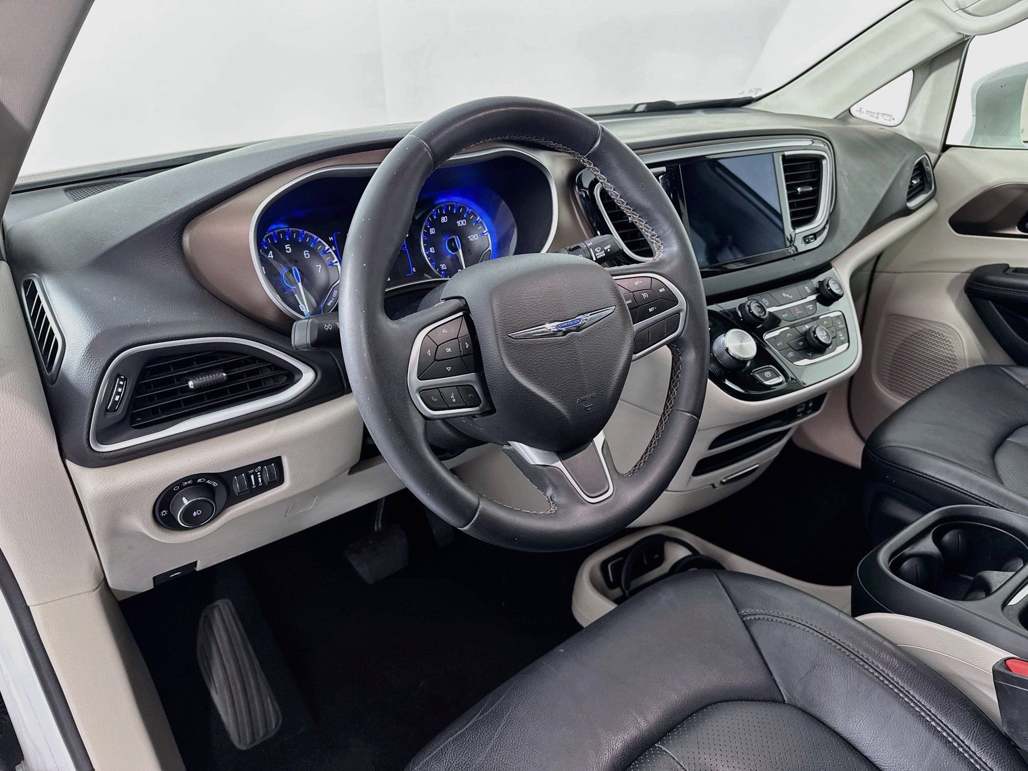 Used 2018 Chrysler Pacifica Touring-L FWD image 9