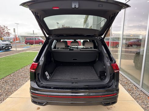 Used 2023 Volkswagen Tiguan SE R-Line image 9