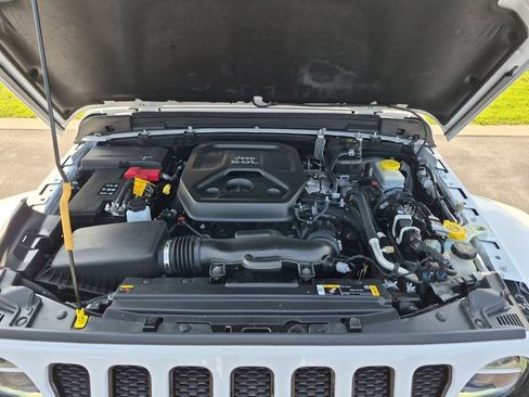 Used 2022 Jeep Wrangler Unlimited Sahara AWD/4WD image 29