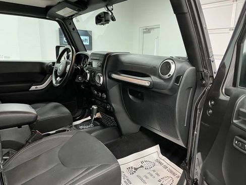 Used 2016 Jeep Wrangler Sahara w/ Connectivity Group AWD/4WD image 38