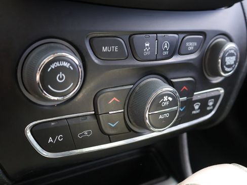 Used 2022 Jeep Cherokee Latitude Lux w/ Sun & Sound Group AWD/4WD image 25