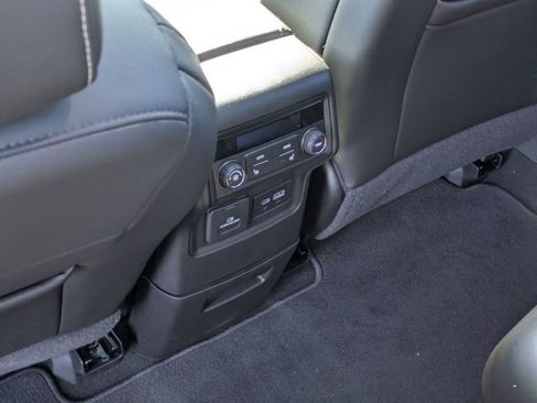 Used 2023 GMC Acadia SLT w/ Preferred Package image 32