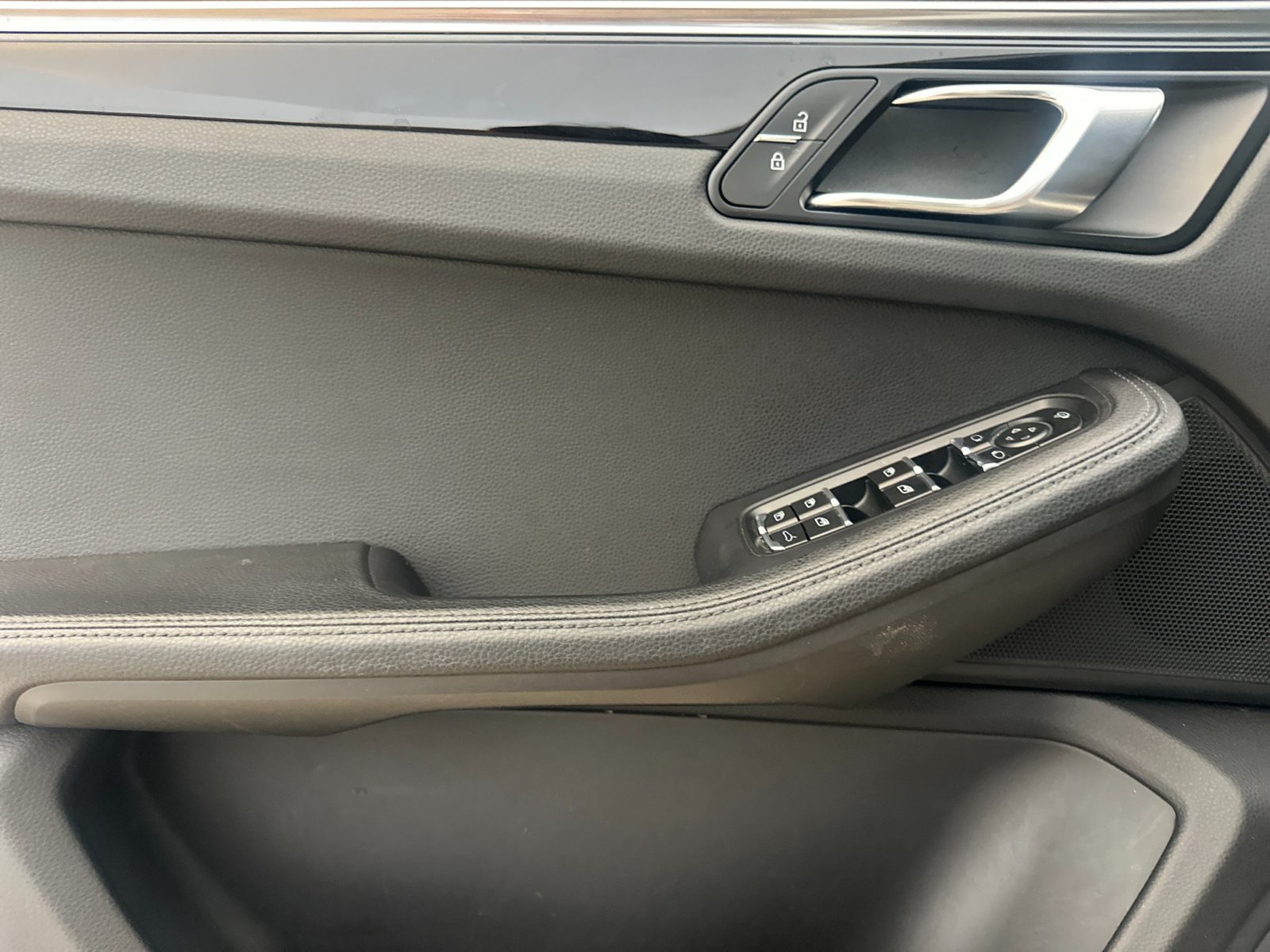 Certified 2023 Porsche Macan AWD/4WD image 12