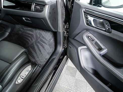 Certified 2025 Porsche Macan image 27