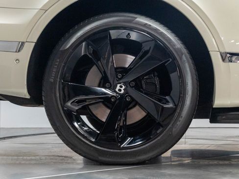 Used 2017 Bentley Bentayga AWD/4WD image 46