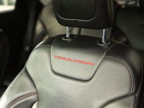 Used 2019 Jeep Cherokee Trailhawk AWD/4WD image 17