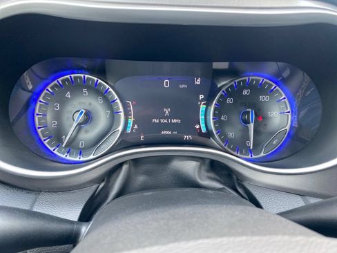 Used 2023 Chrysler Pacifica Touring-L FWD image 6