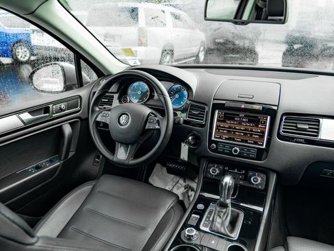 Used 2014 Volkswagen Touareg Sport AWD/4WD image 25