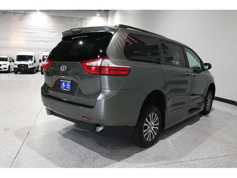 Used 2019 Toyota Sienna XLE w/ XLE Navigation Package FWD image 6