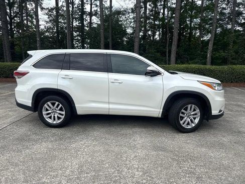 Used 2016 Toyota Highlander LE FWD image 2