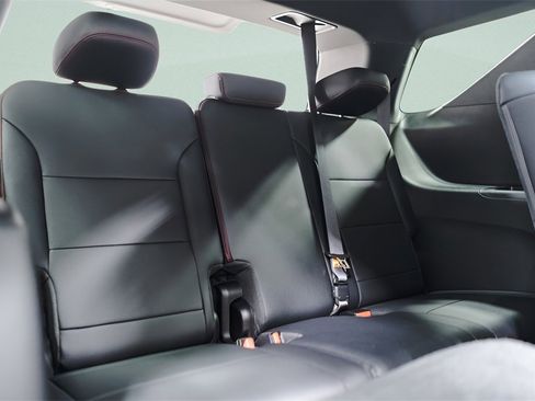 Used 2025 Chevrolet Traverse RS image 36