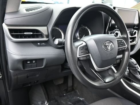 Used 2023 Toyota Highlander L image 15